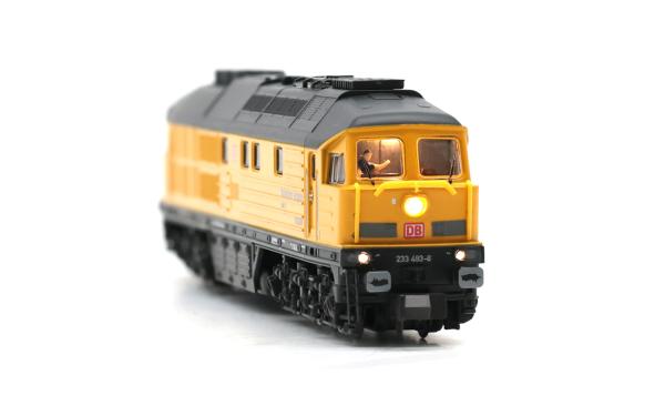 Arnold HN2601 DB Bahnbau, Diesellokomotive 233 493-6 in gelber Farbgebung, Ep. VI
